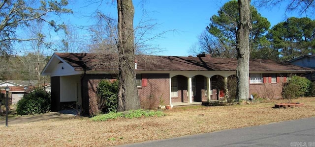 view of front of property with a front lawn