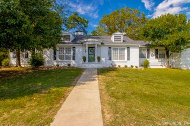 view of front facade with a front lawn