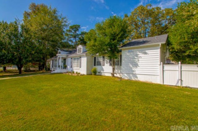 view of front facade featuring a front yard