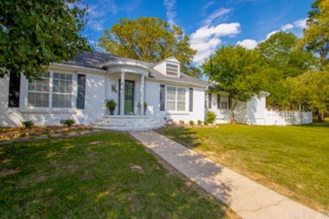 view of front of house featuring a front lawn