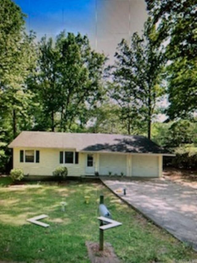 view of front of property featuring a front yard