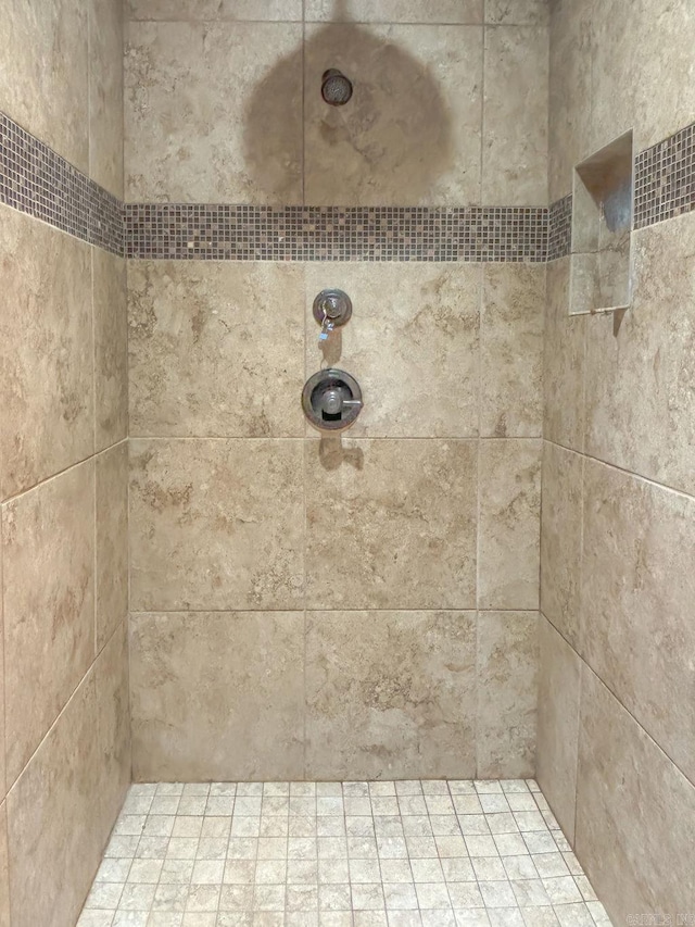 bathroom featuring a tile shower