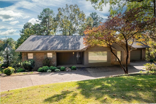 view of front of property featuring a front yard and a garage