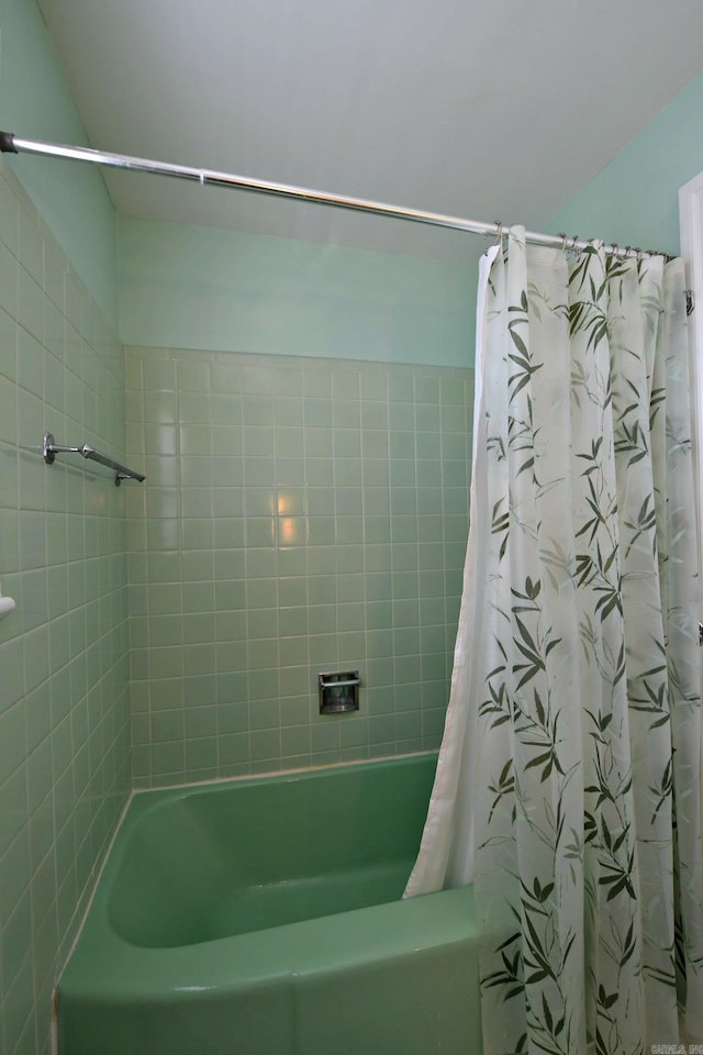 bathroom with shower / tub combo with curtain