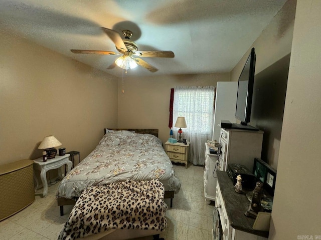 bedroom with ceiling fan