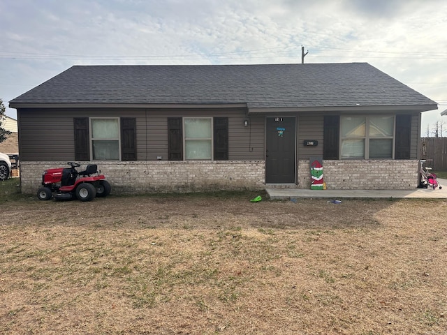 single story home featuring a front lawn