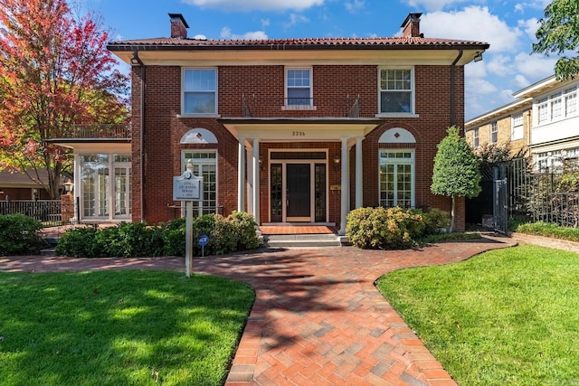 view of front of home featuring a front yard