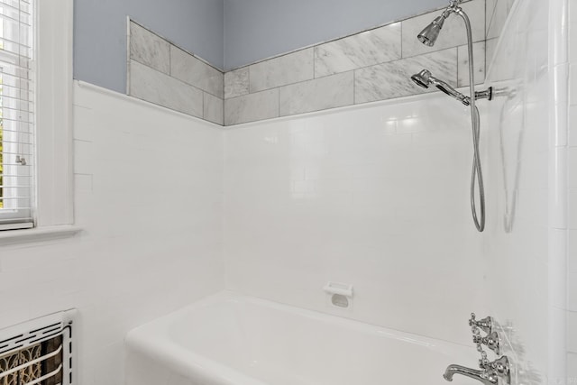 bathroom with tiled shower / bath