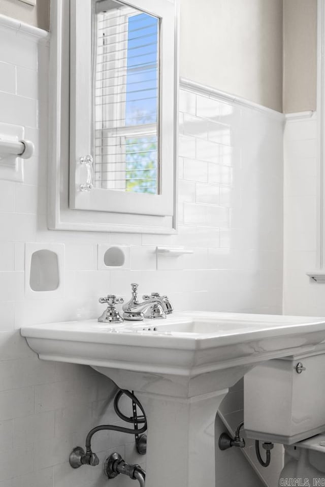 bathroom featuring tasteful backsplash and tile walls