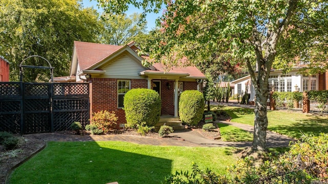 view of front of property featuring a front yard