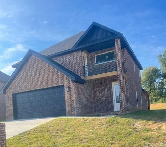 view of front of property featuring a front yard and a garage