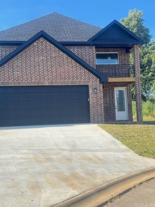 view of front of property featuring a front lawn