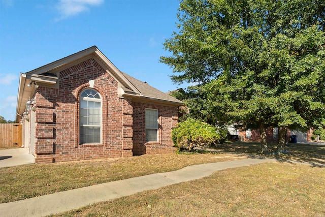 view of front facade with a front lawn