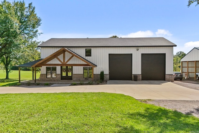 view of front facade featuring a front lawn and a garage