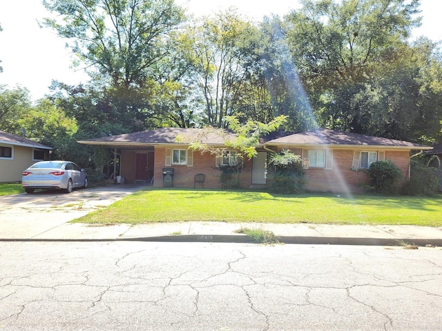 single story home with a front lawn