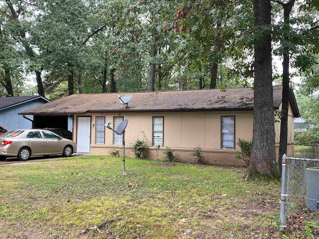 single story home featuring a front lawn