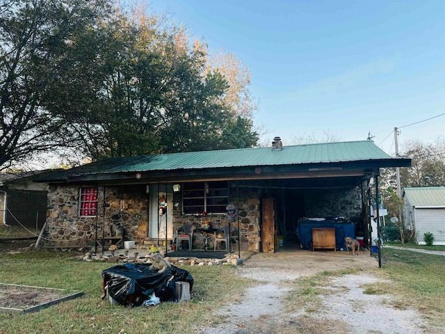 view of front facade featuring a carport and a front lawn