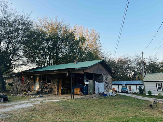 view of outdoor structure with a yard