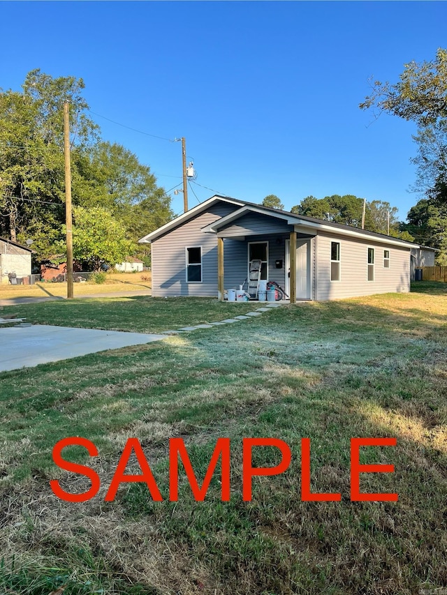 view of front of property featuring a front lawn