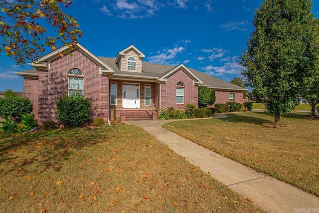 view of front of property featuring a front yard