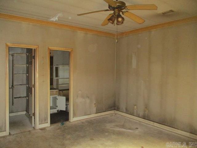 empty room featuring concrete flooring and ceiling fan