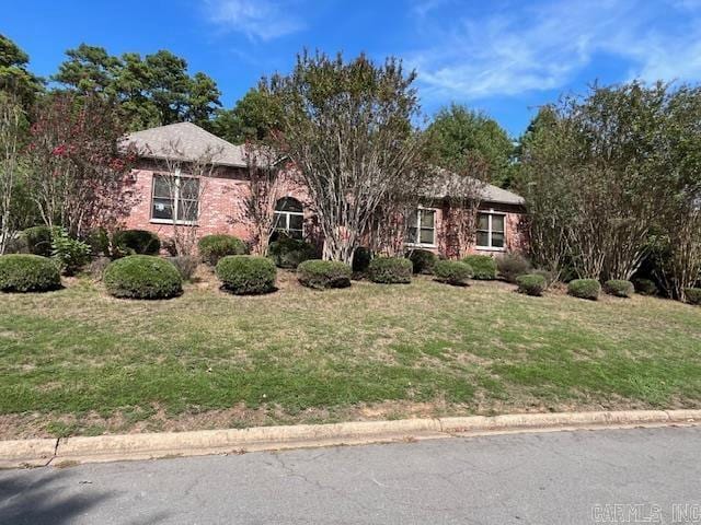 view of front of house featuring a front lawn