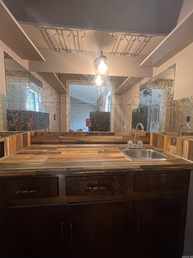 8096 Zuber Rd, Benton, AR 72019 - bathroom featuring tiled shower and vanity