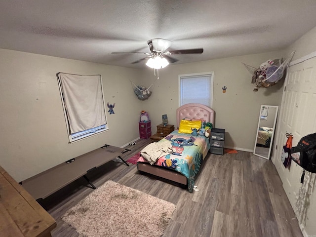 bedroom featuring hardwood / wood-style floors, a textured ceiling, and ceiling fan