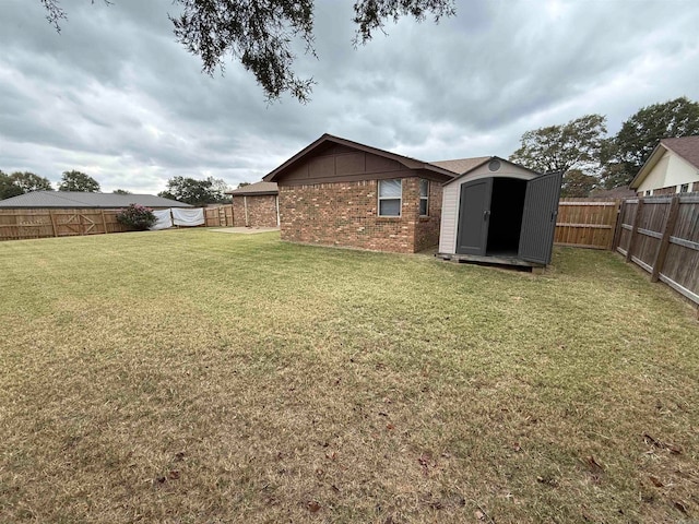 view of yard with a shed