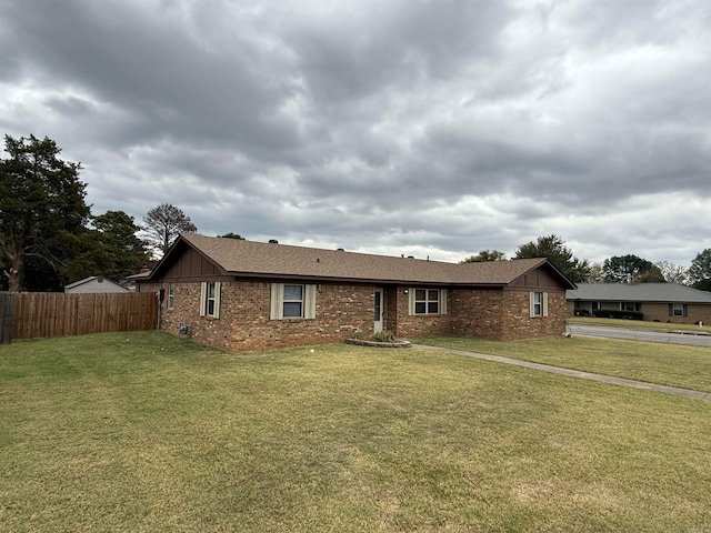 single story home with a front lawn