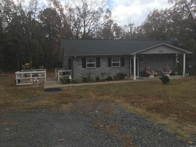 view of front of property featuring a front yard