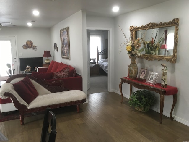 living room with baseboards, a ceiling fan, wood finished floors, and recessed lighting