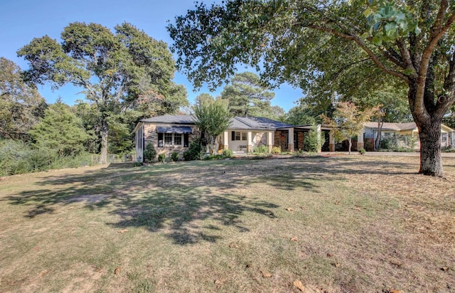 view of front of property featuring a front lawn