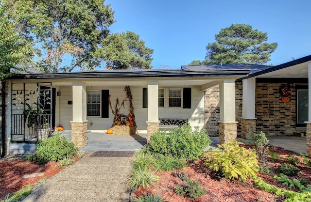 ranch-style house featuring covered porch