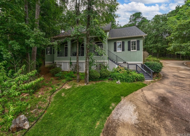 view of front facade featuring covered porch and a front lawn