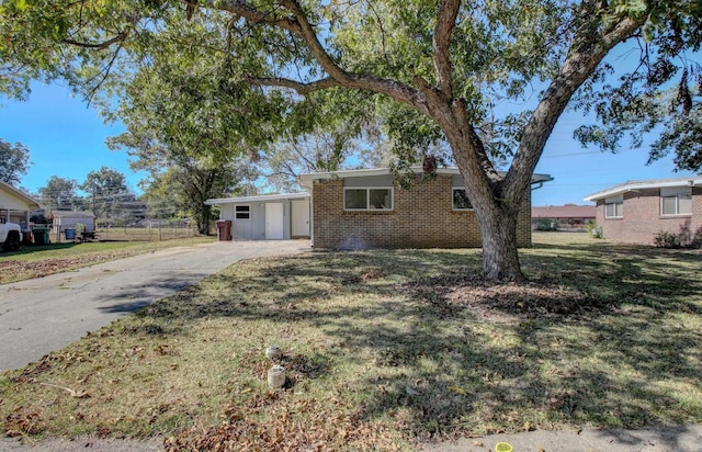 ranch-style home with a front yard