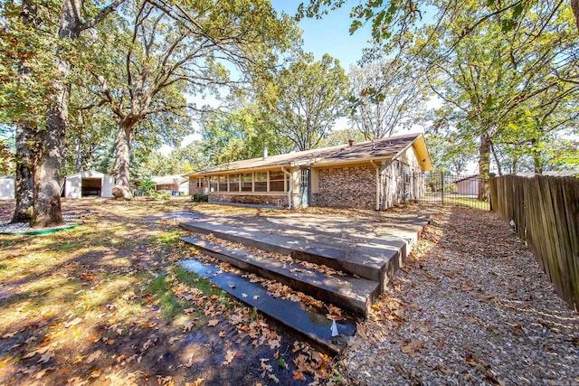 view of yard with a storage shed