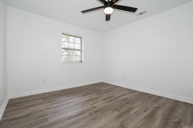 unfurnished room with dark wood-type flooring and ceiling fan