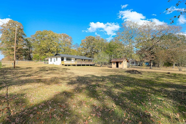 view of yard with an outbuilding