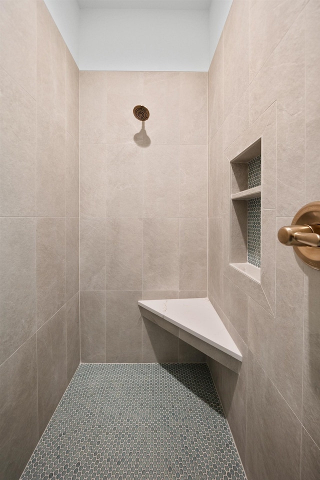 bathroom featuring a tile shower