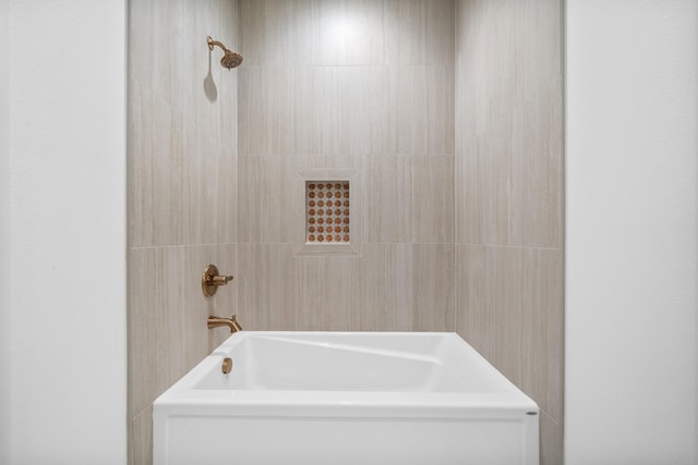 bathroom with tiled shower / bath combo