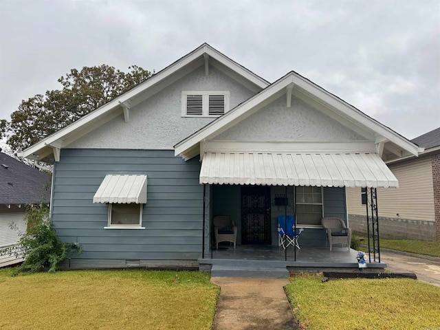 bungalow-style house featuring a front lawn