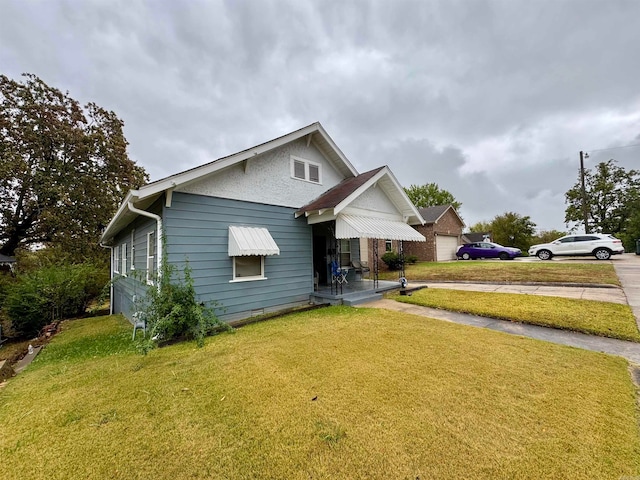 view of front facade with a front lawn