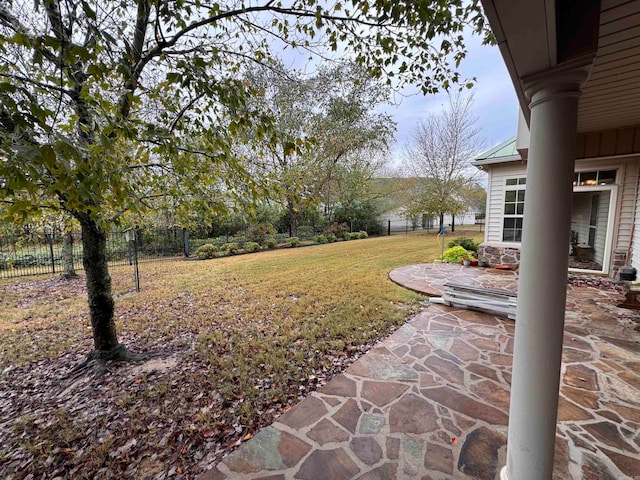 view of yard featuring a patio area