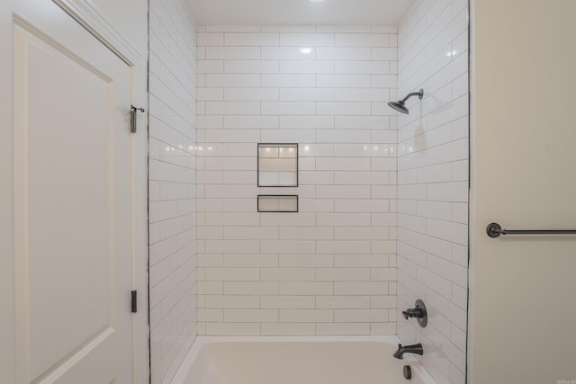 bathroom featuring tiled shower / bath