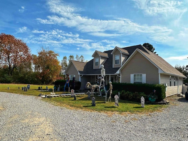 view of front of property featuring a front yard