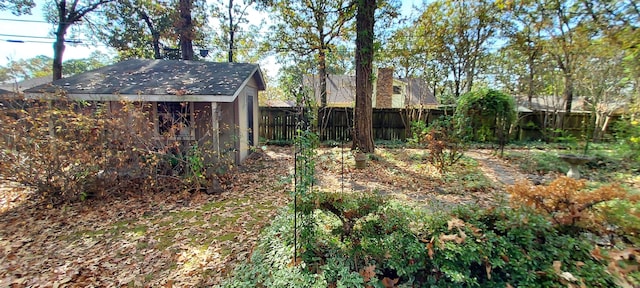 view of yard featuring an outbuilding