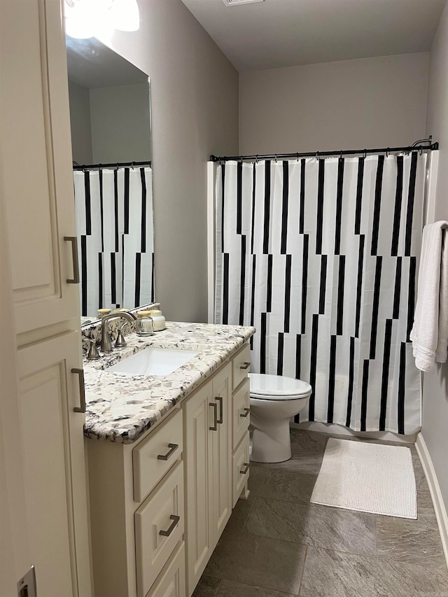 bathroom featuring a shower with shower curtain, vanity, and toilet