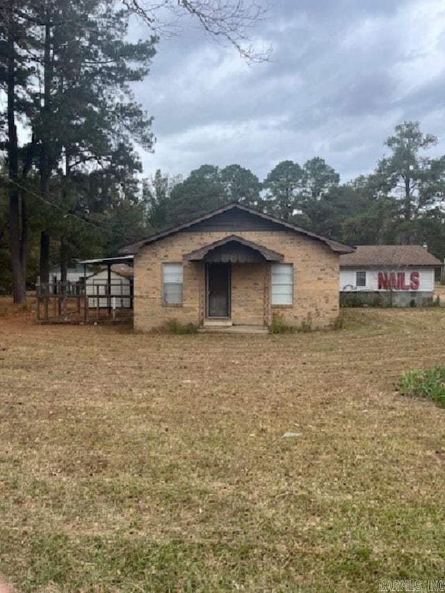 view of front of home with a front lawn