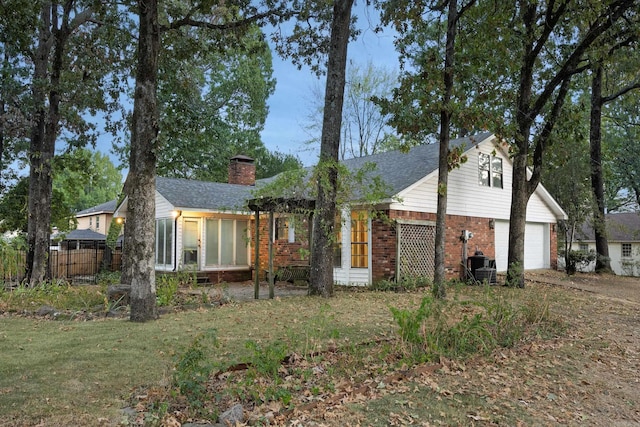 view of front of house featuring a front lawn and a garage